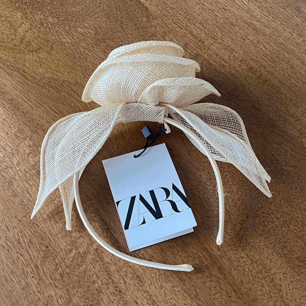 Elegant Zara Cream Colored Fascinator